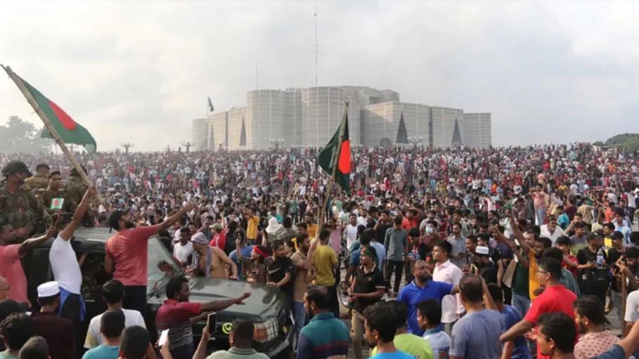 রক্তের আখরে লেখা গণঅভ্যুত্থান, ইতিহাসের নতুন বাঁকে বাংলাদেশ